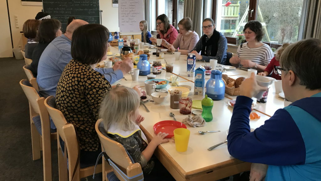 Menschen beim gemeinsamen Frühstück