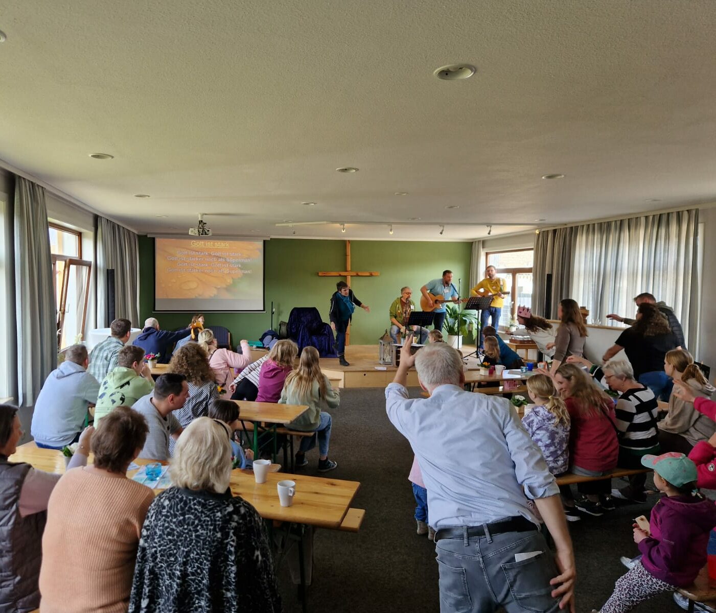 Familien beim gemeinsamen Essen